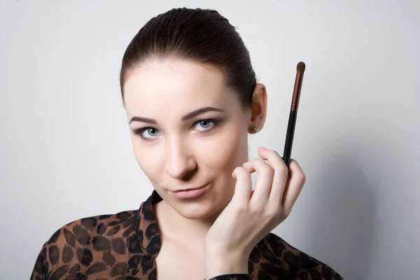 Hermosa joven sosteniendo diferentes pinceles de maquillaje . —  Fotos de Stock