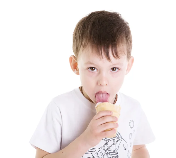 Het mooie jongetje eet koud ijs. Geïsoleerd op een witte achtergrond — Stockfoto