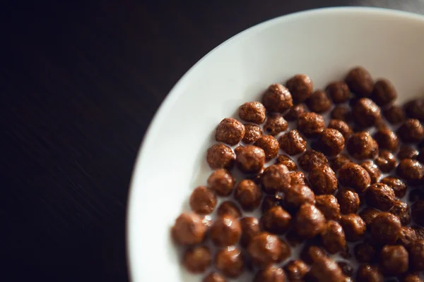 Granola. Palle di mais con latte. Cibo dietetico. Questo è un primo piano macro shot di cereali per la colazione in una ciotola - Girato con una profondità di campo poco profonda — Foto Stock