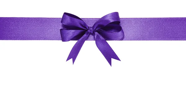Ruban violet et noeud. Isolé sur le fond blanc — Photo
