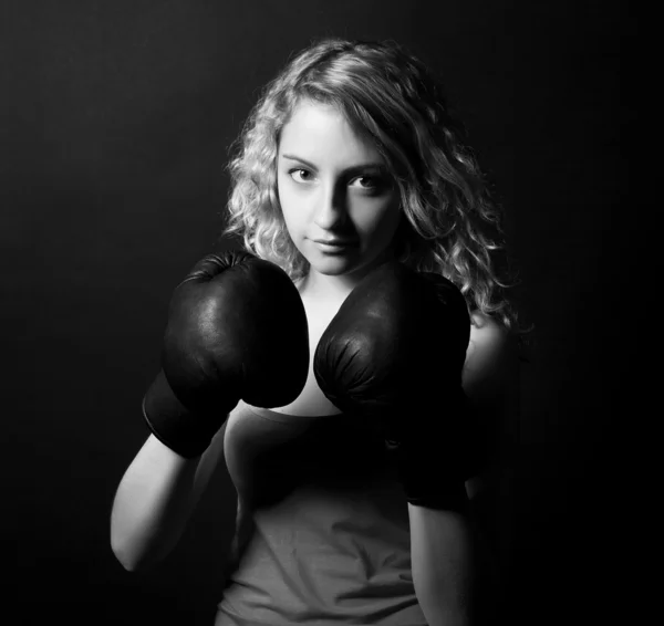 Kobieta bokser, model pozuje na czarnym tle. Czarno-białe Obrazek Stockowy