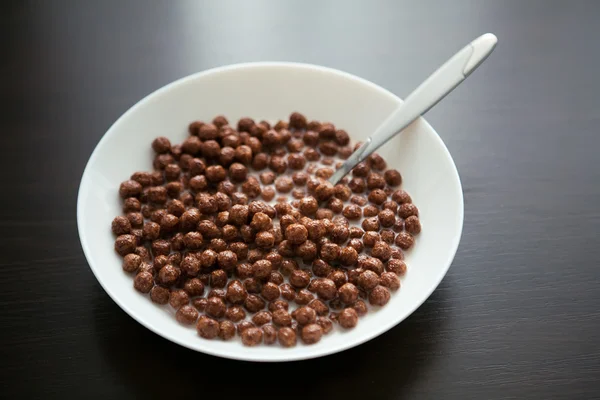 Muesli. Kukurydziana piłki z mlekiem. Diety żywności. To jest blisko do Makro pchnięciu śniadaniowe w misce - strzał z płytkiej głębi ostrości Zdjęcia Stockowe bez tantiem