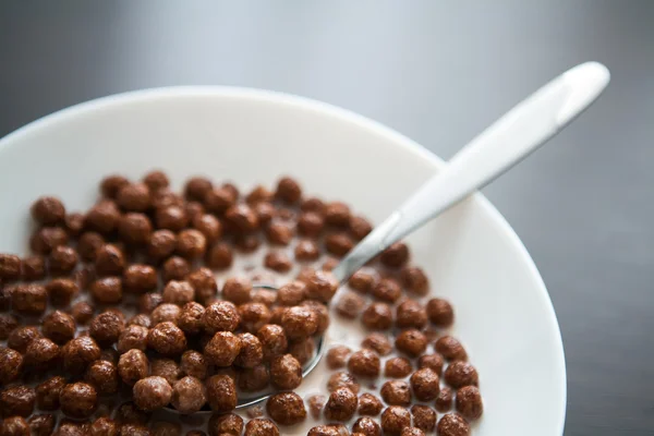 Granola. Sütlü Mısır topları. Diyet yiyecek. Yakın bu kahvaltılık gevrek bir kase - makro çekim kadar sığ bir alan derinliği ile vurdu - Stok İmaj