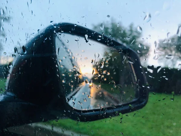 Боковое зеркало в машине, опасное вождение, плохая видимость в дождливую погоду — стоковое фото