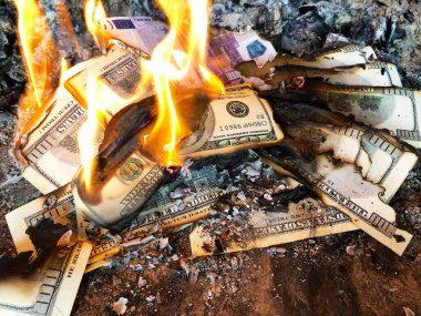 Para yakmak. Öntanımlı. Para biriminin değer kaybı. Dolarlar yanıyor.