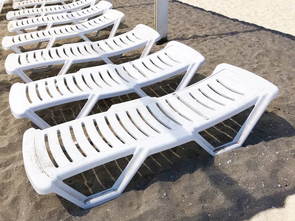 Billiga betald solstolar på stranden resort — Stockfoto