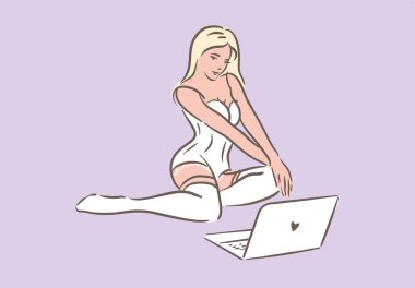 Kadın web kamerası modeli iç çamaşırı yayınında dizüstü bilgisayarla oturuyor