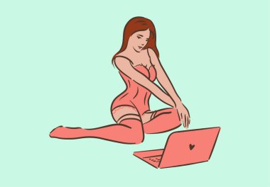 Kadın web kamerası modeli iç çamaşırı yayınında dizüstü bilgisayarla oturuyor