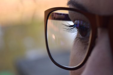 Kız göz ve gözlük