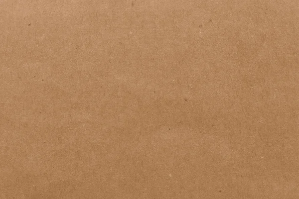 背景としての茶色のクラフト紙のシート 軽いラフな質感の表面 コピースペースとして有用な段ボールの質感背景 — ストック写真