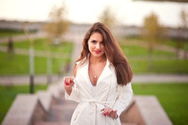 Parktaki Güzel Kadın