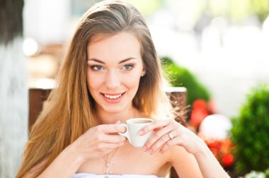 Kahve güzel kadınla