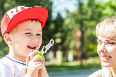 Anne ve oğlu oynama