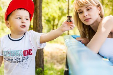 Anne ve oğlu oynama