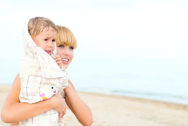 Enfant heureux avec jeune maman sur la mer — Photo