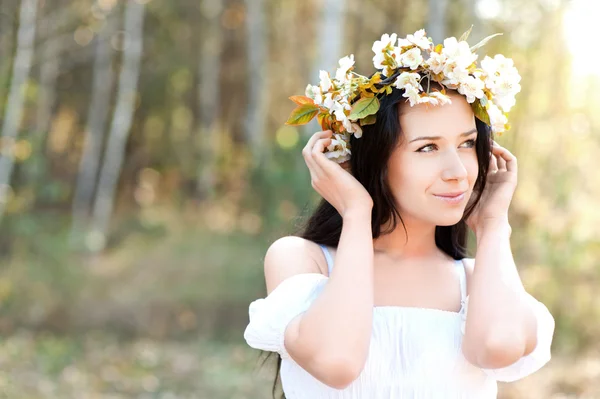 Femme dans la forêt avec des fleurs — Photo