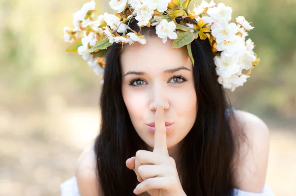 Mujer en el bosque —  Fotos de Stock