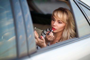 güzel bir kadın arabada.