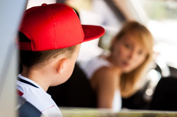 Mère et fils assis dans la voiture — Photo