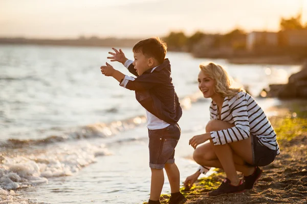 해변에서 아이 함께 아름 다운 여자. — 스톡 사진