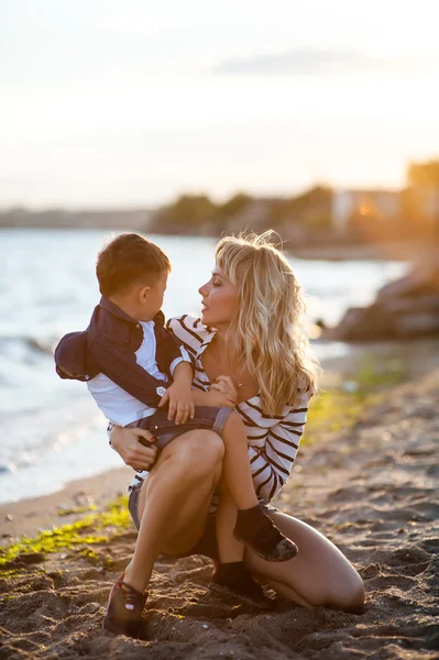 ビーチで子供と美しい女性. — ストック写真
