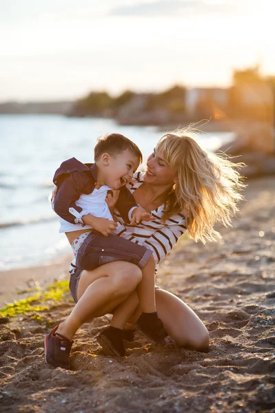 ビーチで子供と美しい女性. — ストック写真