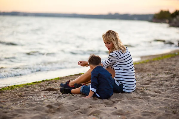 Hermoso chico con una mujer relajándose en la playa . —  Fotos de Stock