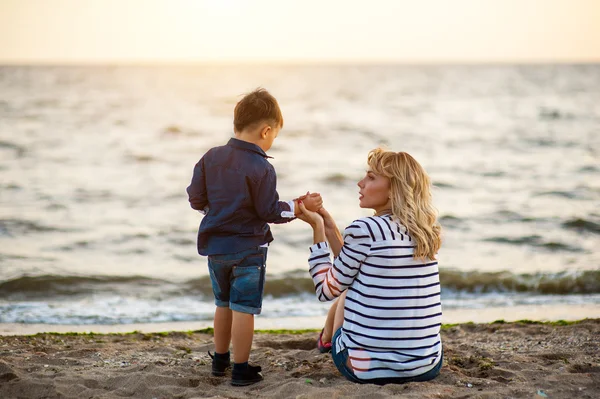 Belle femme avec un enfant — Photo