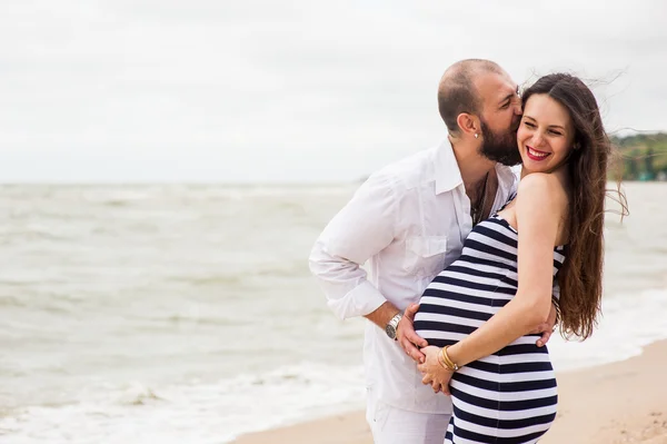 Bella donna incinta con uomo — Foto Stock