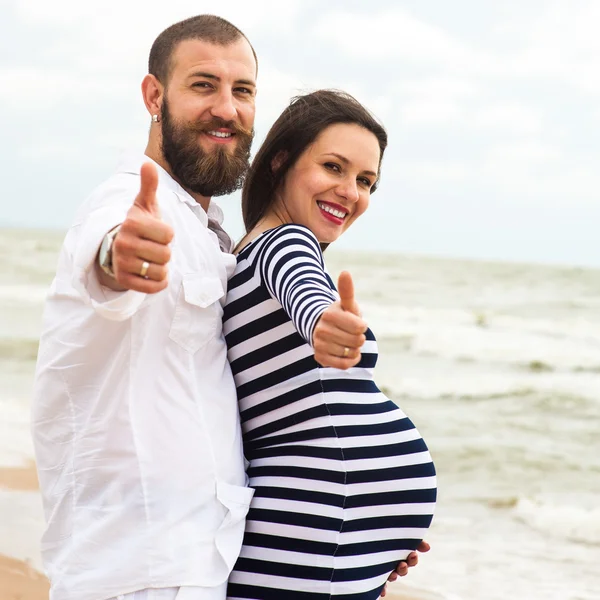 男と美しい妊娠中の女性 — ストック写真