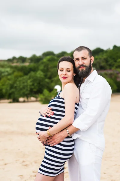 男と美しい妊娠中の女性 — ストック写真