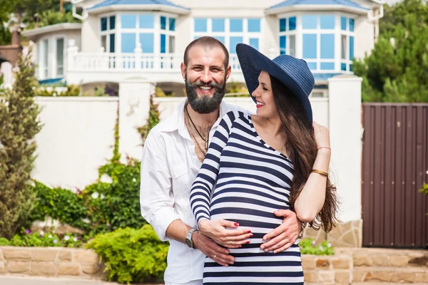 Bella donna incinta con uomo — Foto Stock