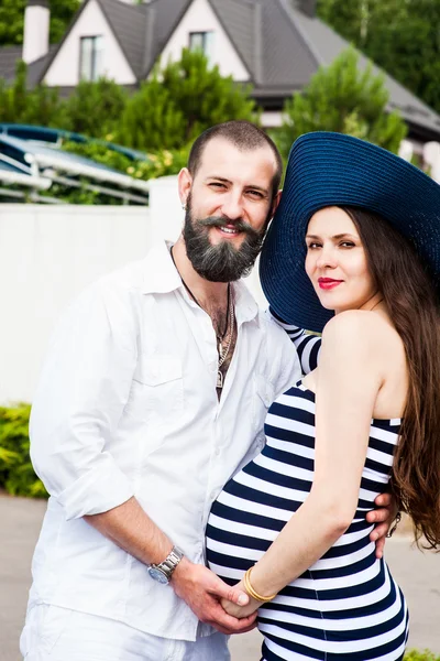 Krásná těhotná žena s mužem — Stock fotografie