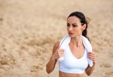 Genç kadın plajda egzersizleri yapıyor