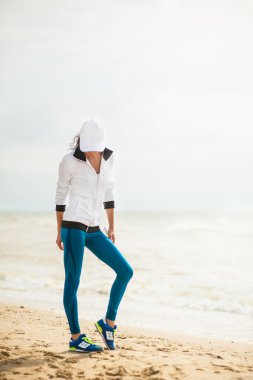 Müzik sahilde genç kadın