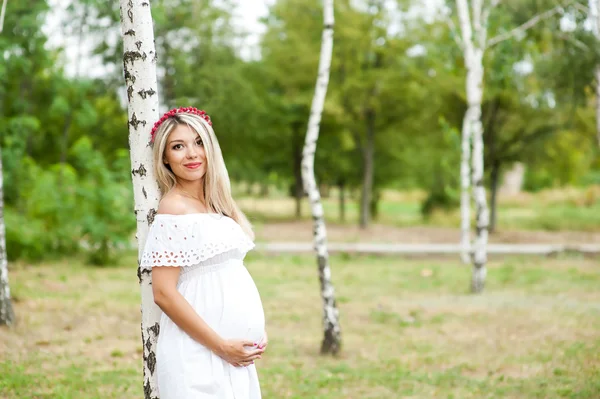 Vackra vackra flicka klädd i hennes första barn — Stockfoto