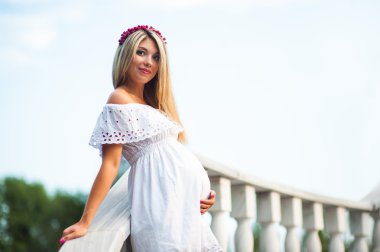 İlk çocuğu giyen güzel güzel kız 