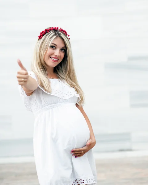 Bella bella ragazza che indossa il suo primo figlio — Foto Stock