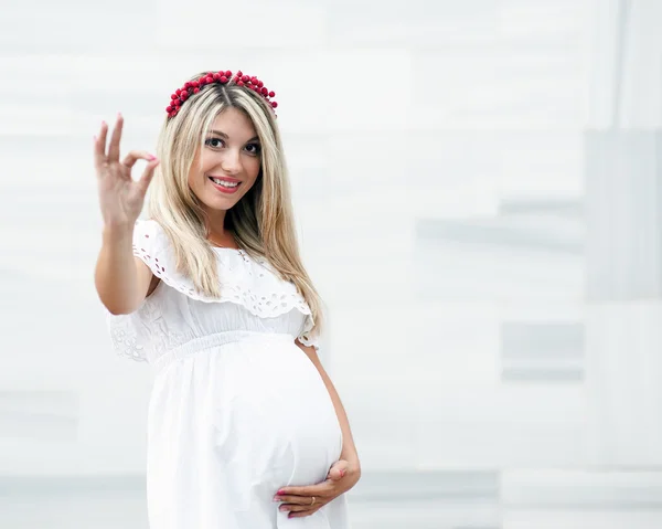 Bella bella ragazza che indossa il suo primo figlio — Foto Stock