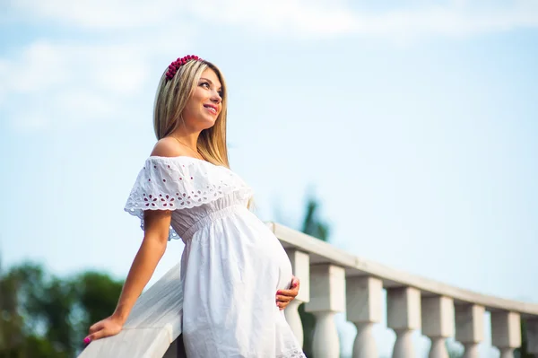 Krásná krásná dívka, která nosí své první dítě — Stock fotografie