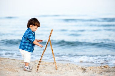 Sahilde küçük sanatçı.