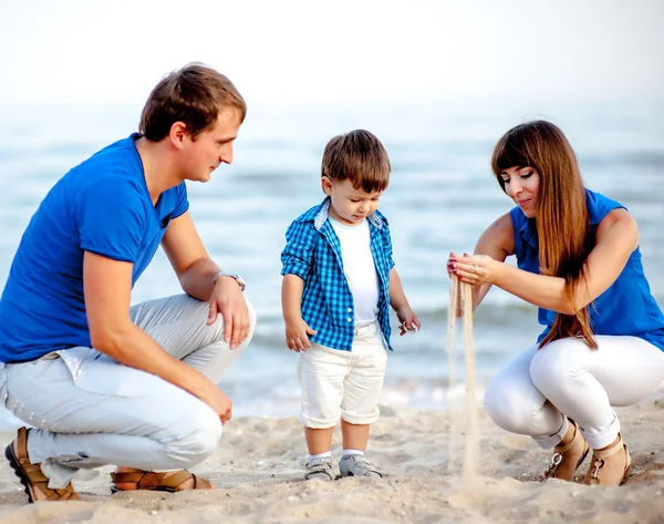 Kadın, erkek ve çocuk sahilde — Stok fotoğraf