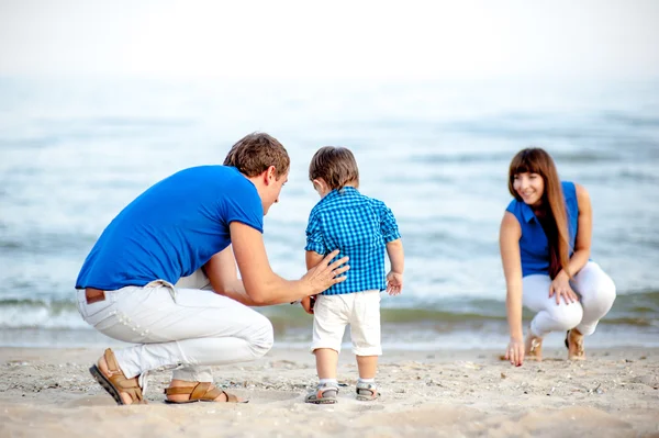 Mulher, homem e criança na praia — Fotografia de Stock