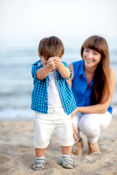 Mère et petit fils se reposent sur la plage . — Photo