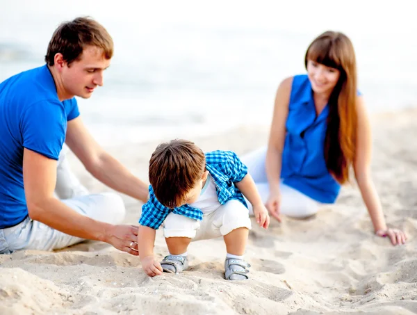 Жінка, чоловік і дитина на пляжі — стокове фото
