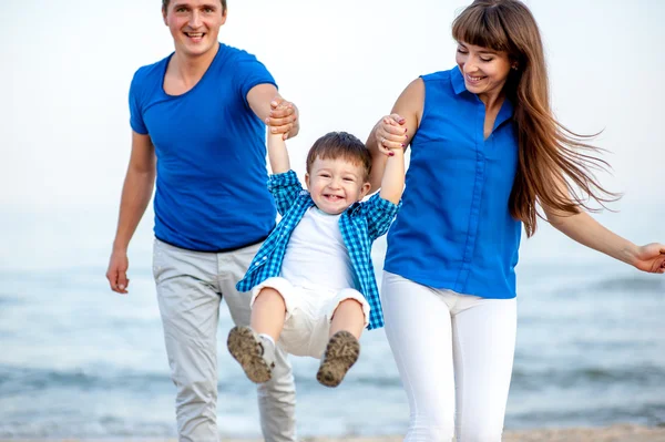 Femme, homme et enfant sur la plage — Photo