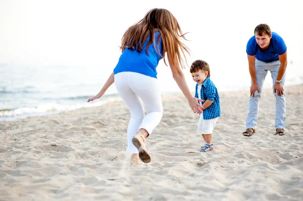 Femme, homme et enfant sur la plage — Photo