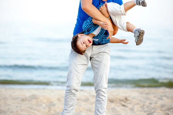 Father and son have a rest on the beach. — Stock Photo, Image