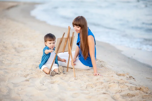 Madre e hijo descansan en la playa . —  Fotos de Stock