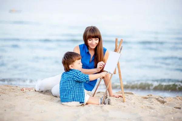 Madre e hijo descansan en la playa . —  Fotos de Stock